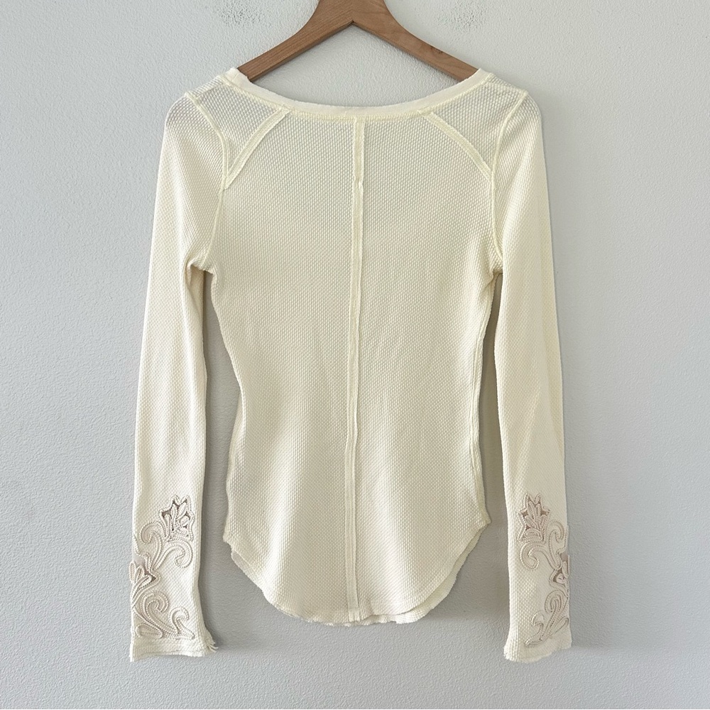 Free People Masquerade Cuff Lace Thermal Top Sz L Cream Boho Embellished Waffle - Picture 6 of 12